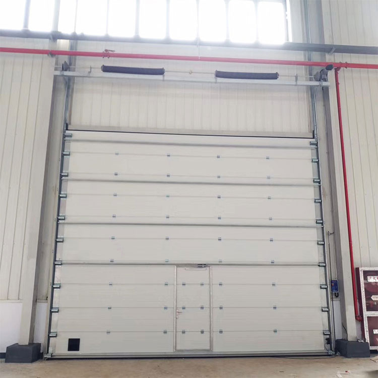 ¿Cuáles son las características de las puertas seccionales?