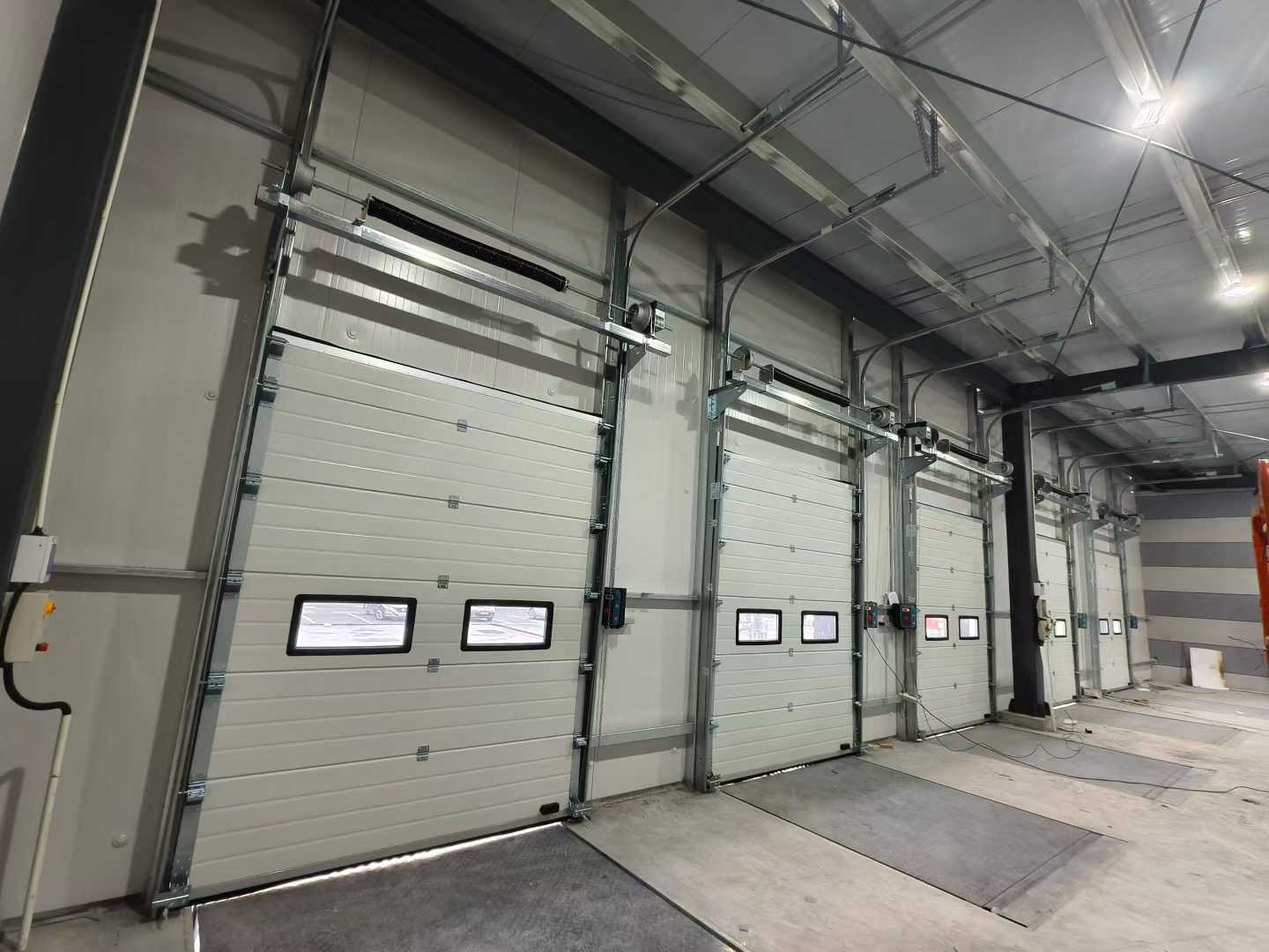 Envío de puertas seccionales industriales y niveladores de muelle para proyectos de almacén