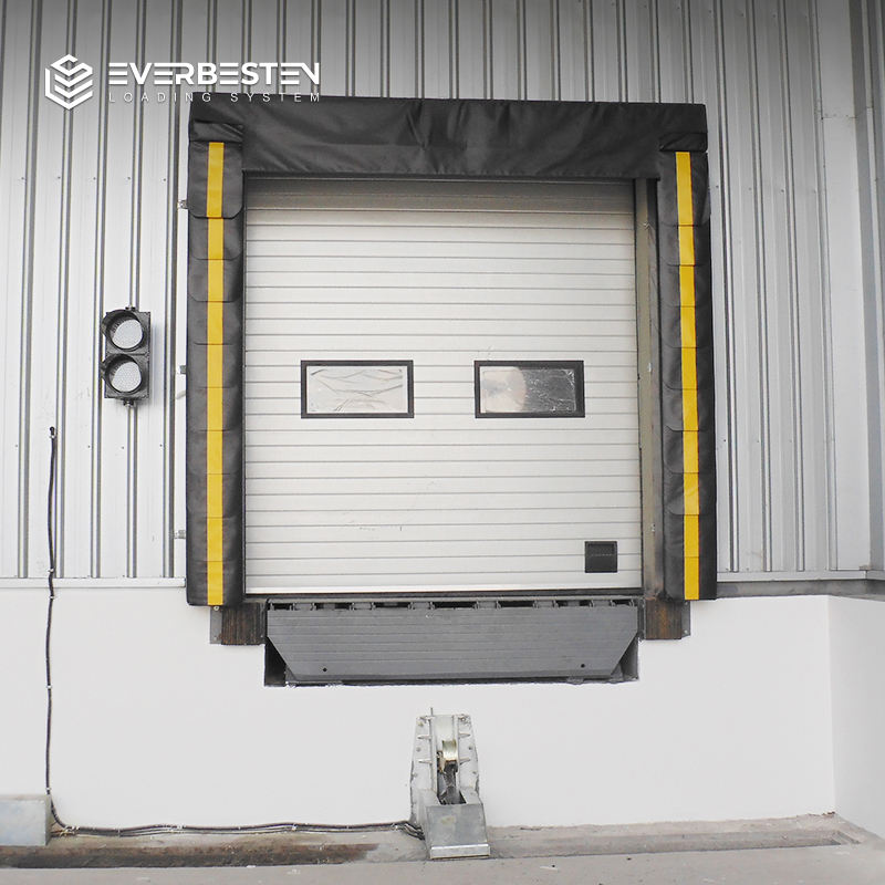 ¿Cómo se utilizan los sistemas de sujeción de vehículos en las operaciones de carga de la cadena de frío y el almacenamiento en frío?